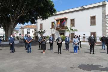 Minuto de silencio por las víctimas del Covid-19 en la plaza de San Juan y del personal de Servicios Sociales (Foto TA)